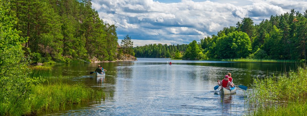Kanufahrer auf dem Marviken-See in Schweden