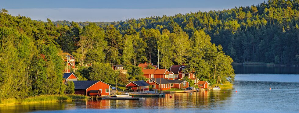 Häuser am Ufer auf dem Insel-Archipel vor Stockholm