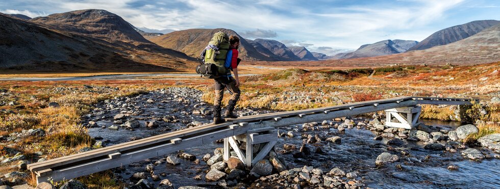 Wanderer mit Rucksack im Kungsleden in Nordschweden