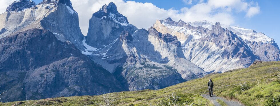 Wanderer vor den Cuernos del Paine in Patagonien