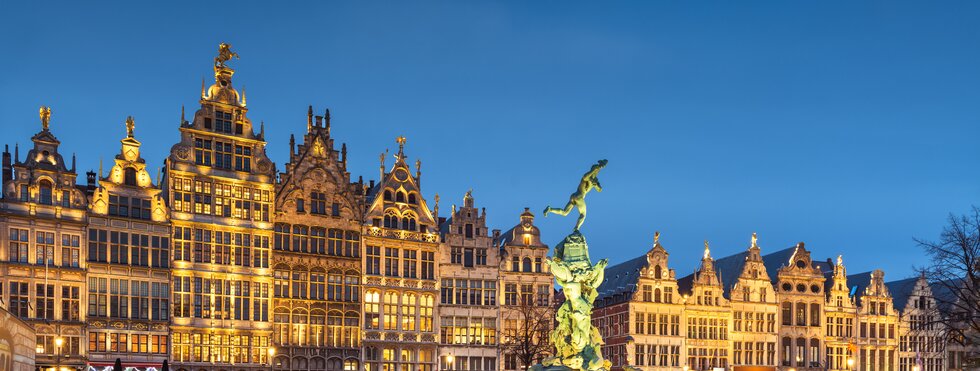 Grote markt in Antwerpen in der Dämmerung