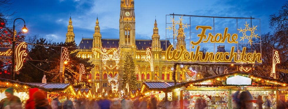Festlich beleuchteter Weihnachtsmarkt in Wien
