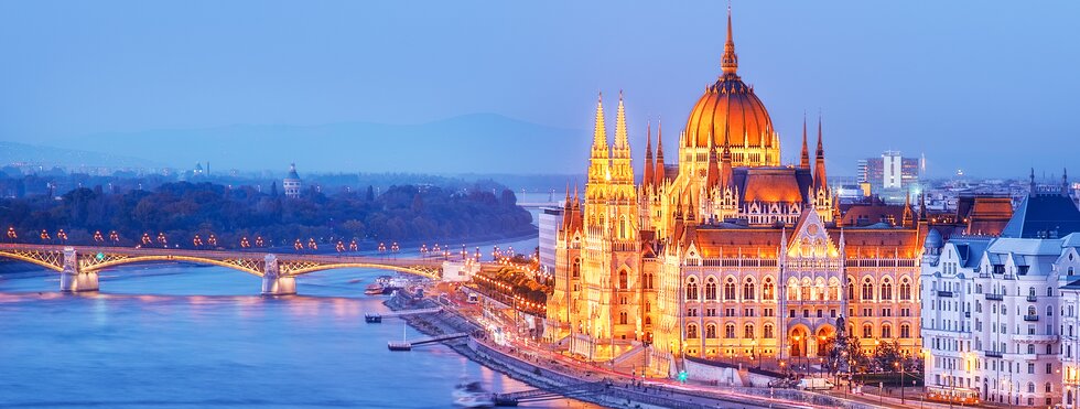 Blick auf das beleuchtete Budapest und die Donau bei Nacht