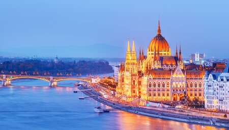 Blick auf das beleuchtete Budapest und die Donau bei Nacht