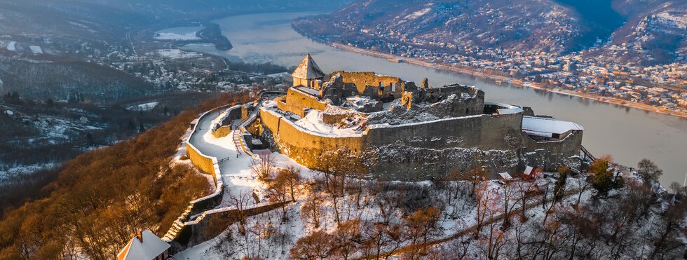Schneebedeckte Burg Visegrad an der Donau in Ungarn