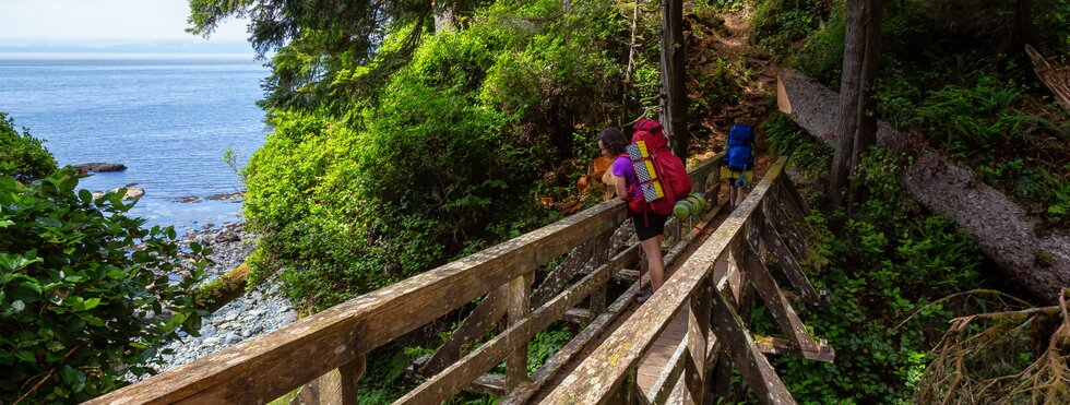 Wanderin auf einer Brücke am Westcoast Trail bei Port Renfrew