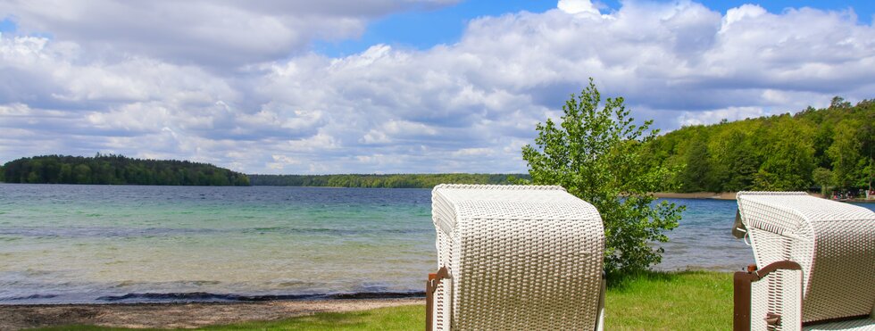 Strandkörbe am Stechlin See in Brandenburg