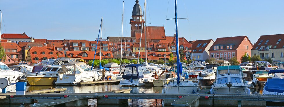 Blick auf den Stadthafen in Waren (Müritz)