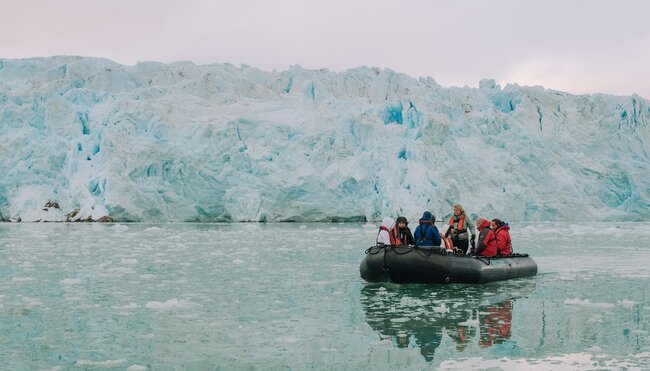 Zodiac-Fahrt bei einem Gletscher in Spitzbergen