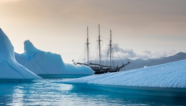 Segelschiff Rembrandt van Rijn zwischen Eisbergen