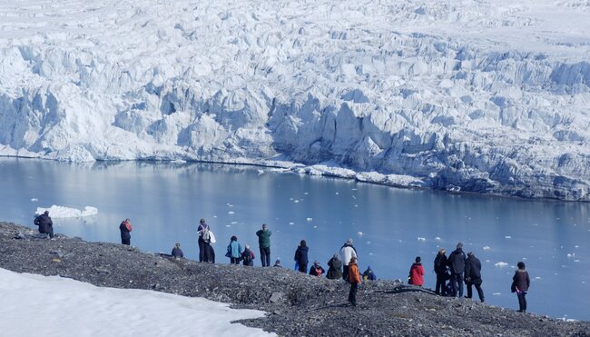 Wanderung bei einem Gletscher in Spitzbergen