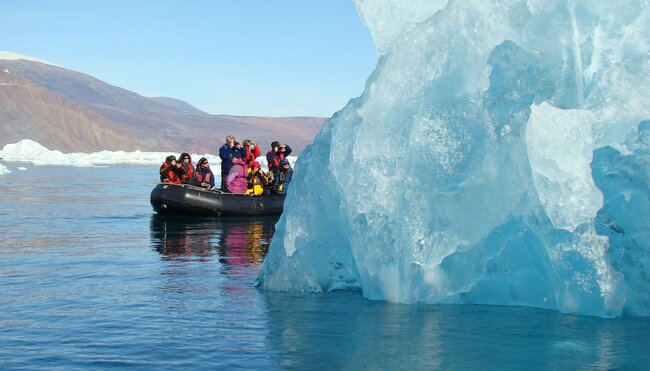 Zodiac-Fahrt entlang großer Eisberge in Grönland