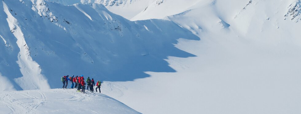 Skifahrer auf einem Gipfel in Norwegen