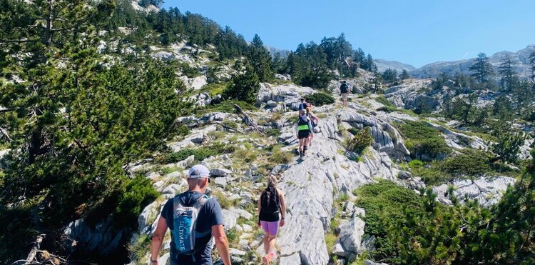 Trailrunner in der Berglandschaft Albaniens