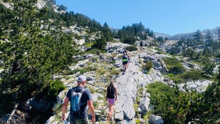 Trailrunner in der Berglandschaft Albaniens