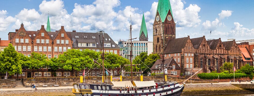 Schiff auf der Weser in Bremen