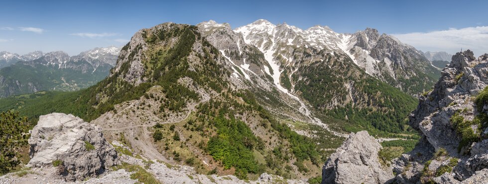 Panoramablick auf die verwunschenen Berge bei Theth