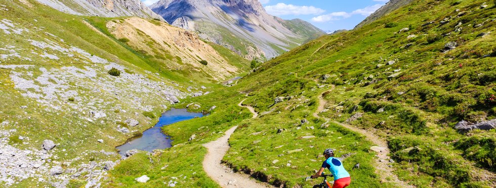 Mountainbikerin im Alpisella-Tal