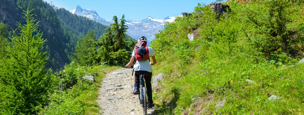 Mountainbikerin im Wallis