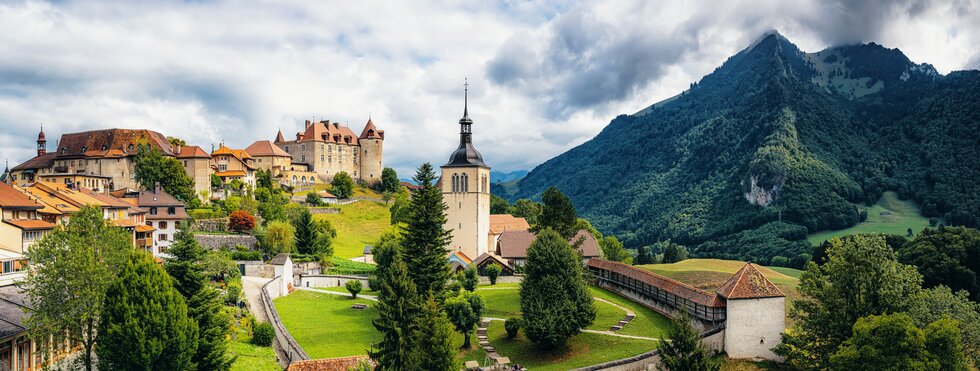 Panoramablick auf die malerische Stadt Gruyeres