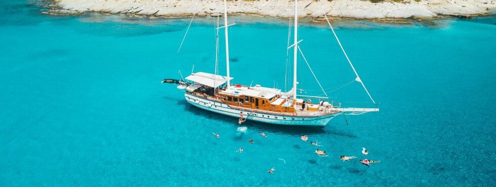 Seegelboot vor den griechischen Inseln