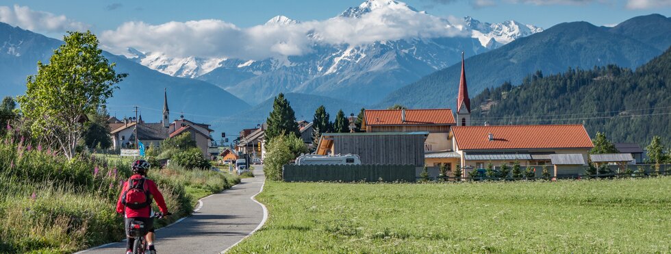 Radfahrerin entlang der Via Claudia Augusta 