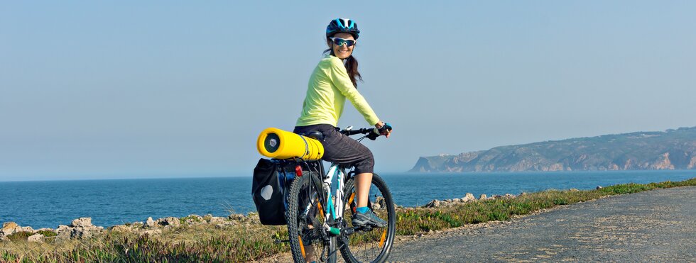 Radfahrerin an der portugiesischen Küste
