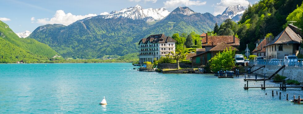 See Annecy mit Blick auf die Alpen
