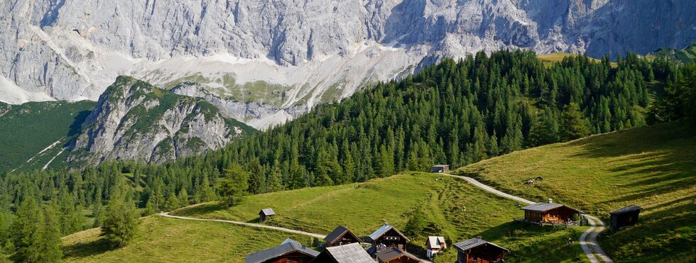 ein schönes Alpendorf in den österreichischen Alpen der Dachsteinregion