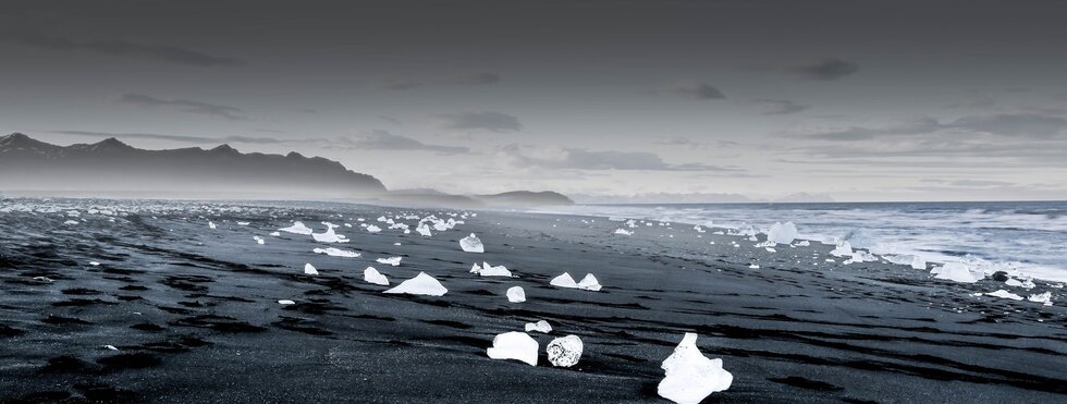 Schwarzer Strand mit Eis, Island