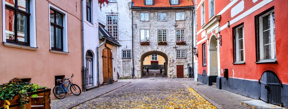 Herbst auf der mittelalterlichen Straße in der alten Riga