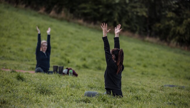 Yoga auf der Wiese in Wales