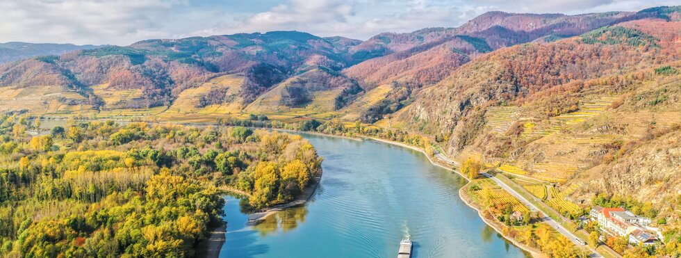 Panoramablick auf die Wachau mit Donauschiff