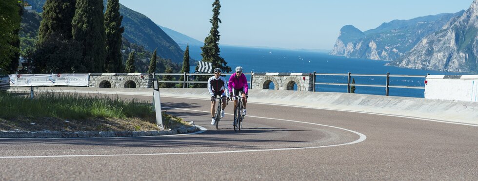 Rennradfahrer vor Gardasee-Panorama