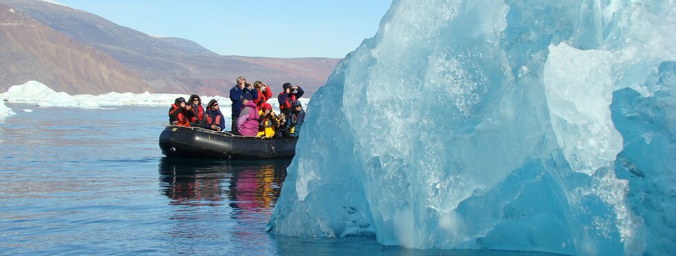 Zodiac Hinter großen Eisbergen, Grönland