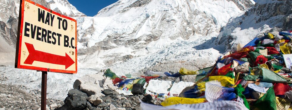 Wegweise zum Everest Base Camp vor Bergkulisse