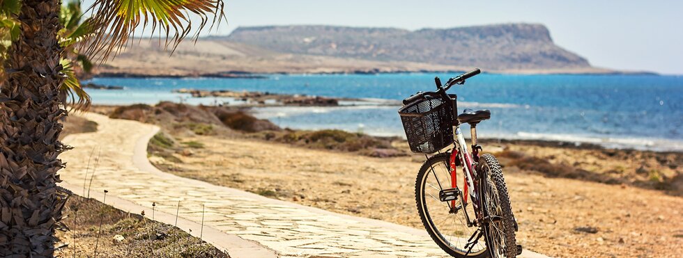 Mountainbike vor der Küste in Zypern