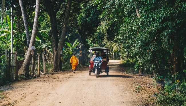 Mönch und Rischka auf den Straße von Kambodscha