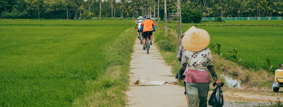 Spaziergänger und Radfahrer in Vietnam