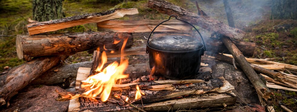 Feuerstelle mit Topf in der Wildnis