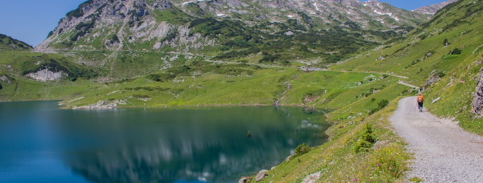 Formarinsee mit Wanderer