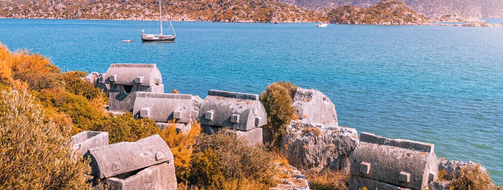 Antike Gräber an der Küste von Kekova