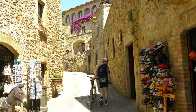 Radfahrer in historischem Dorf