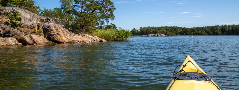 Kajak zwischen den Schären von Stockholm