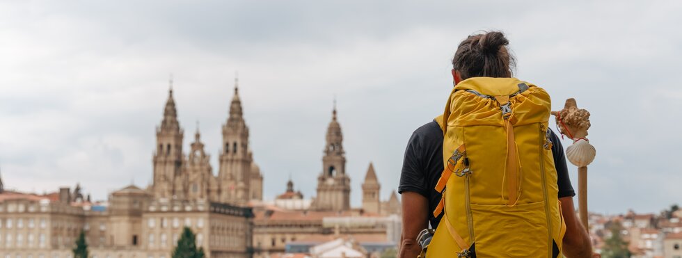 Junge Pilgerin von der Kathedrale in Santiago de Compostela