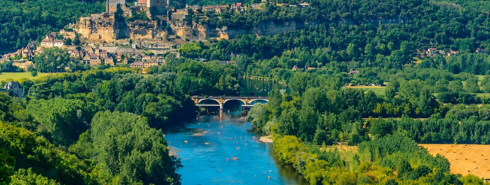 Luftsicht auf den Fluss Dordogne, das Château de Beynac