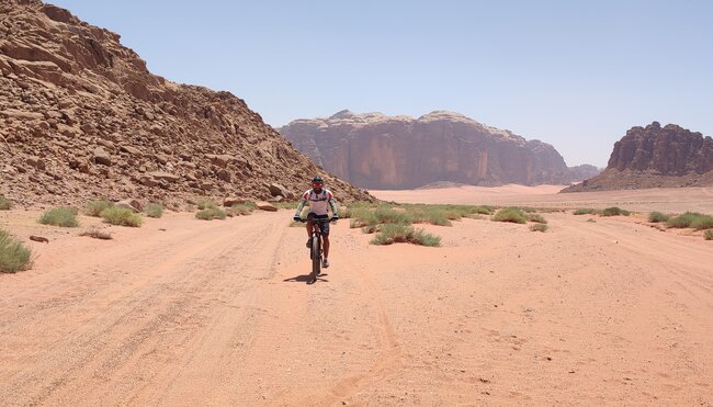 Einzelner Radfahrer in Jordanien