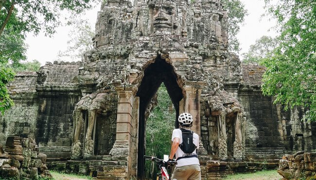 Radfahrer von einem Tempel in Angbor