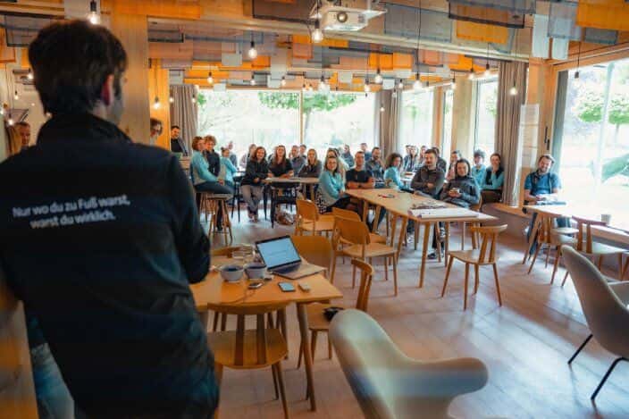 ASI Team bei einer Präsentation im ASI Nest