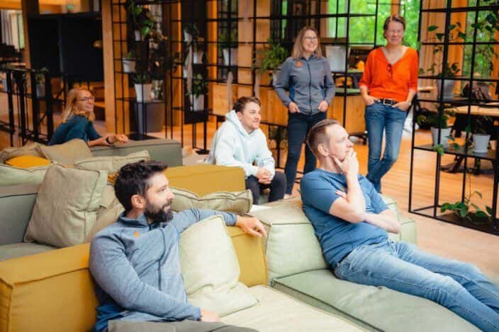 Kolleg:innen im Austausch auf der Lounge-Couch